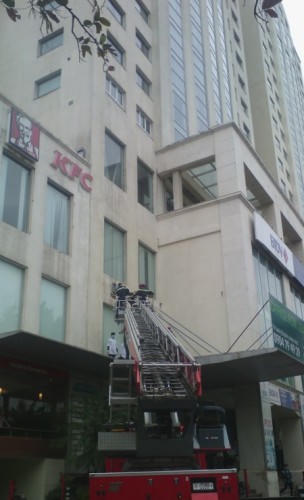 Rơi từ tầng 7, một công nhân lau kính nguy kịch